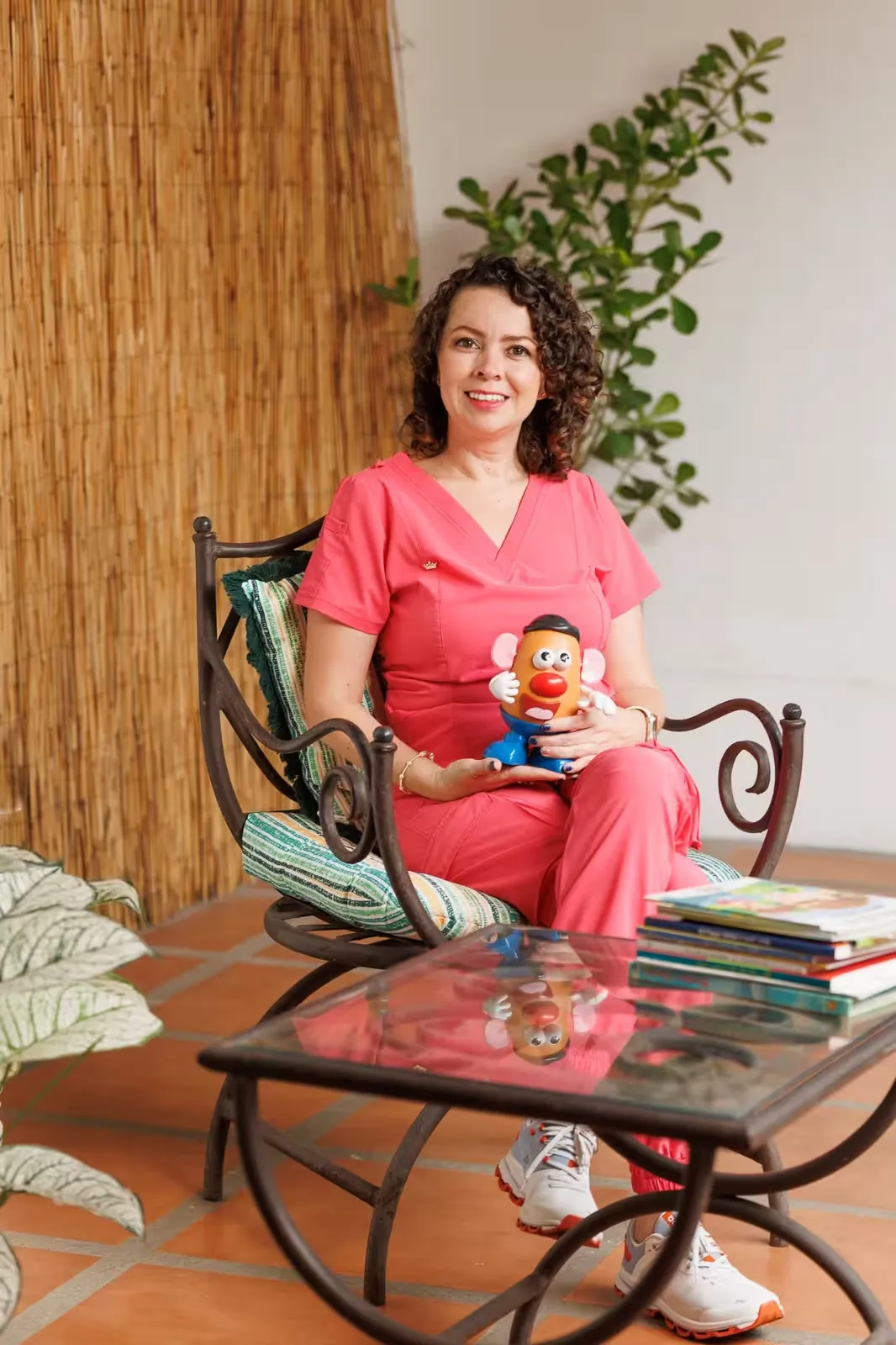 La Dra. Zumbado con juguetes de terapia en Casa Alma